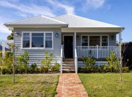 FOREST CORNER - 3 BEDROOM WEATHERBOARD, TRENTHAM, sumarbústaður í Trentham