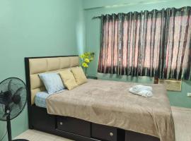 Affordable staycation in Valleygolf, hotel en Cainta