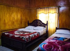 Lucas Authentic Lodge, habitació en una casa particular a Bajawa