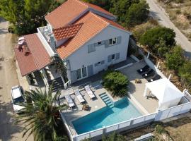 Seaside house with a swimming pool Pasadur, Lastovo - 15847, hotel in Lastovo