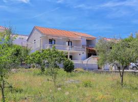 Apartments by the sea Slatine, Ciovo - 16131, pet-friendly hotel in Slatine