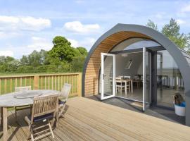 Finest Retreats - The Highland Camping Pod, hotel with jacuzzis in Hertford