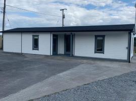 Cheerful Cozy Cabin in Countryside, homestay in Limerick