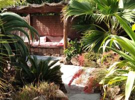 Finca Botanico Garden Apartment, hotel in Guatiza