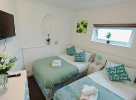 Gillings Villa -5 Bed Great For Long & Short Stay!!! Gillingham Kent, hotel en Hoo