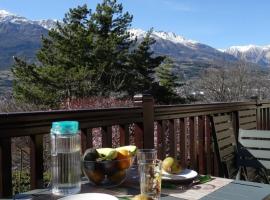EMBRUN Superbe appartement classé 3 étoiles tout équipé avec vue sur montagnes, casă de vacanță din Saint-Sauveur