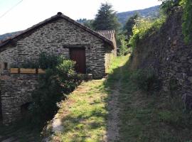 Maison rurale au cœur des Cévennes Ardéchoises, hótel með bílastæði í Dompnac