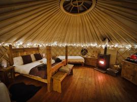 Secret Cloud House Holidays Luxury Yurts with Hot Tubs, אתר גלמפינג בCauldon