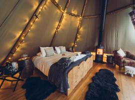 Scaldersitch Farm Boutique Camping Tipi with private wood fired hot tub, glamping site in Sheen