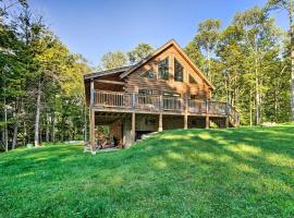 Londonderry Chalet with Deck, Fire Pit and Views!、Londonderryのホテル