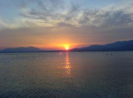 Beachfront 3-bedroom apartment, hotel a Salamina
