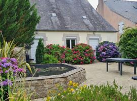 Grande Maison dans le Bourg de Nevez + jardin, feriebolig i Névez