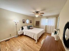 *Comfortable Townhome * King Beds * Long Term*, holiday rental in Cary