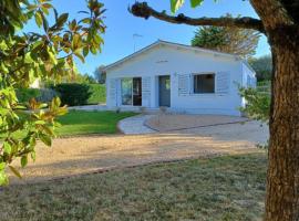 A 30 min de l'île aux Mimosa Maison Vendéenne avec Jardin，Sallertaine的度假屋