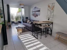 En hyper centre, logement climatisé entièrement rénové! Netflix - Amazon Prime - Terrasse - Le Nature Zen