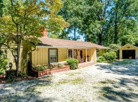 Sonshine Cottage, hotel con parking en Hendersonville