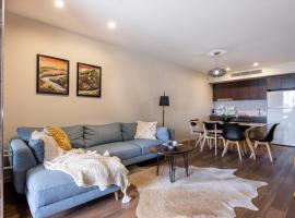 Luxury Hinterland Retreat - Family Suite with Hinterland and Ocean Views, apartamento en Montville