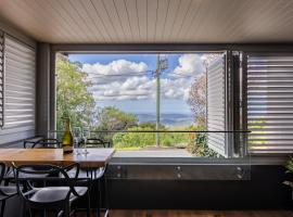Luxury Hinterland Retreat - Family Suite with Hinterland and Ocean Views, hotel en Montville