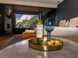 Luxury Spa Retreat with Ocean and Hinterland Views, hotel v destinaci Montville