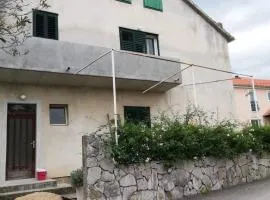 Apartments with a parking space Murter - 17059