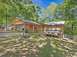 Wooded, Quiet Cottage, Very close to the Back 40, pet-friendly hotel in Bella Vista