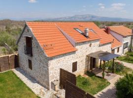 Family friendly house with a swimming pool Bogatic, Krka - 17168, hotel in Oklaj