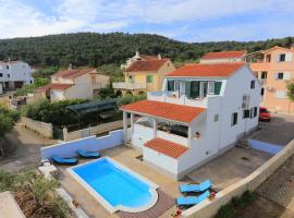 Seaside family friendly house with a swimming pool Slatine, Ciovo - 17231, hotel i Slatine