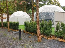 Evie Mae Camp, hotel con alberca en Ban Cha-om