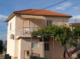 Apartments by the sea Lukoran (Ugljan) - 17391: Lukoran şehrinde bir otel