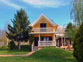 Family friendly house with a swimming pool Nova Kapela, Slavonija - 17313, ξενοδοχείο σε Nova Kapela