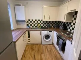 Spacious 3 bed flat a stones throw from the beach