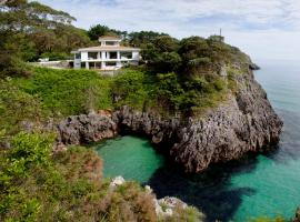 Exclusiva Villa con piscina al borde del mar con vistas de película, hotel in Pechón