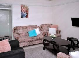 Golden One-bedroom serviced apartment with free WiFi, παραθεριστική κατοικία σε Kisii