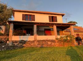 Cozy Sea View House Fajã da Ovelha, hotel with parking in Calheta