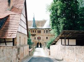 Urlaub im Wasserschloss Irmelshausen: Höchheim şehrinde bir otoparklı otel