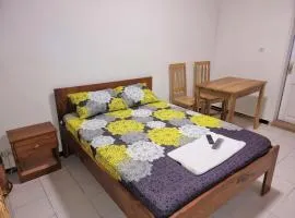 CHAMBRES PRIVEES CLIMATISEE ACCES DOUCHE -CUISINE-SALON