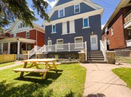 The Wheel of Fortune Duplex- 8BR Free Parking, Minutes From Falls & Casino, cottage à Niagara Falls