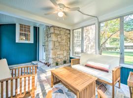 Idyllic Springfield Haven with Screened Porch!, cottage di Springfield