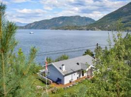 Beach Front Home In Jondal With House Sea View, mökki kohteessa Jondal