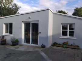 Lovely cosy cottage close to Atlantic beaches, hotel v destinaci Dromore West