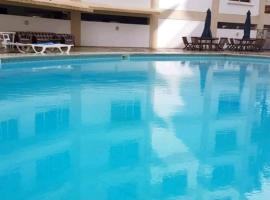 BEACHFRONT OCEAN VIEW ROOMS WITH A SWIMMING POOL, ξενοδοχείο στη Μομπάσα