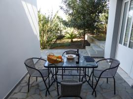 Elafonisi Vacation Green Studio، فندق في Agios Padeleimon