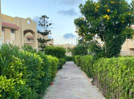 52H Green leaves Village, families & couples only, hotel s parkiralištem u gradu 'Dawwār Abū Duray‘ah ‘Abd al Karīm'