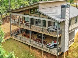 NEW Modern Cabin! 2 Large Decks, Hot Tub, Sleeps 8