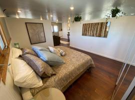 Roof-top stay, king-size bed, views of Loveland, B&B in Loveland