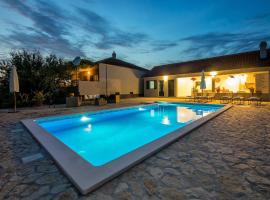Family friendly house with a swimming pool Ercegovci, Zagora - 17595, cottage à Vladović