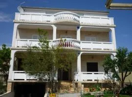 Apartments with parking space Vrsi - Mulo, Zadar - 17753