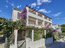 Apartments with a parking space Mavarstica, Ciovo - 17803, hotel in Trogir