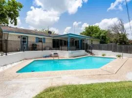 The Breezy Blue View with hot tub and pool