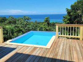 Turquoise view villa with pool!，羅阿坦的海濱度假屋